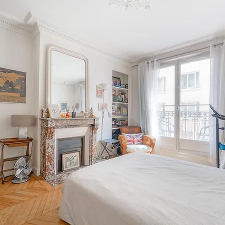 Bright And Uncluttered Haussmannian Apartment Paříž