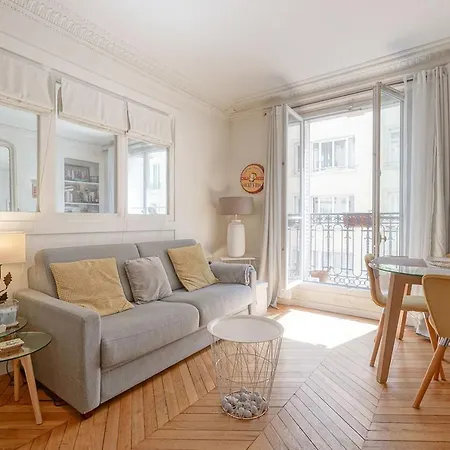 Bright And Uncluttered Haussmannian Apartment * Paříž