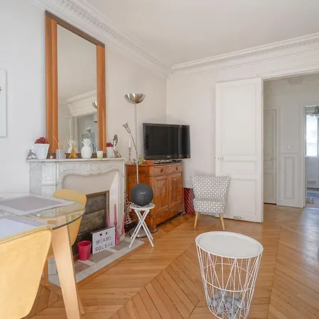 Bright And Uncluttered Haussmannian Apartment Paříž