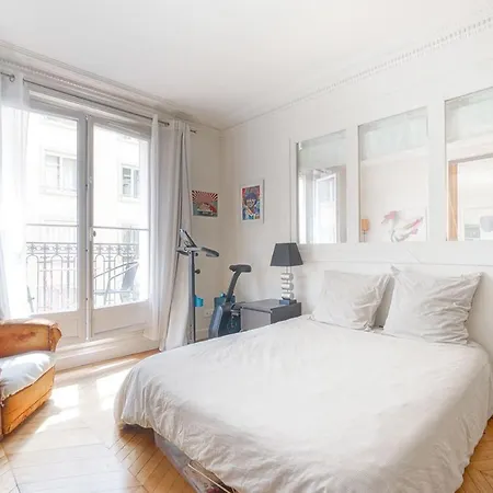 Bright And Uncluttered Haussmannian Apartment