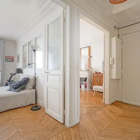 Bright And Uncluttered Haussmannian Apartment Apartmán