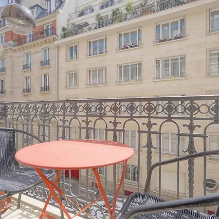 Bright And Uncluttered Haussmannian Apartment